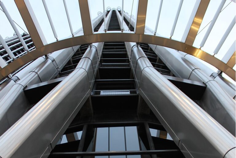 Edificio de oficinas de un banco aseguradora seguros