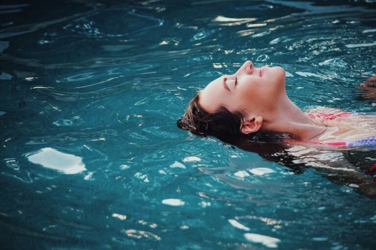 Mujer nadando piscina mar