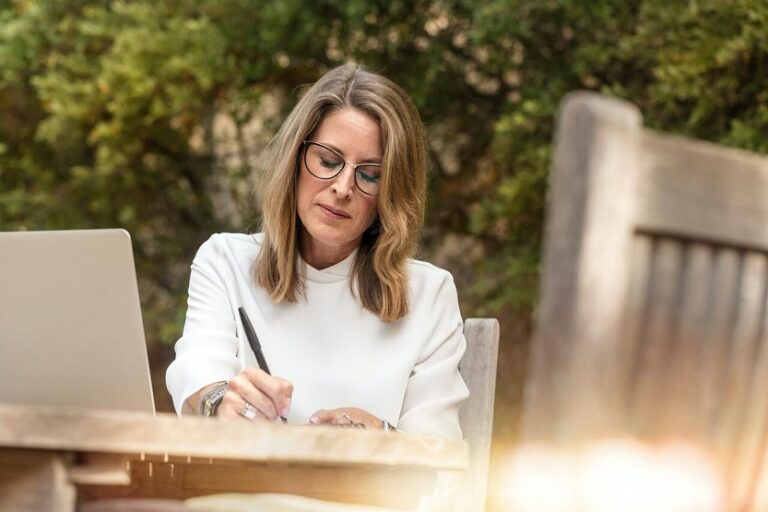 Mujer seria escribiendo jardin